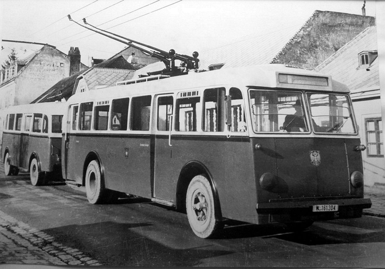 Unser O-Bus-Motorwagen Type OE-I Nr. 4 (W.161.304) bei der Probefahrt am 22. Juni 1944 auf der späteren Wiener O-Bus-Linie 22 Währinger Gürtel – Salmannsdorf. (Foto: WTM-Archiv)
